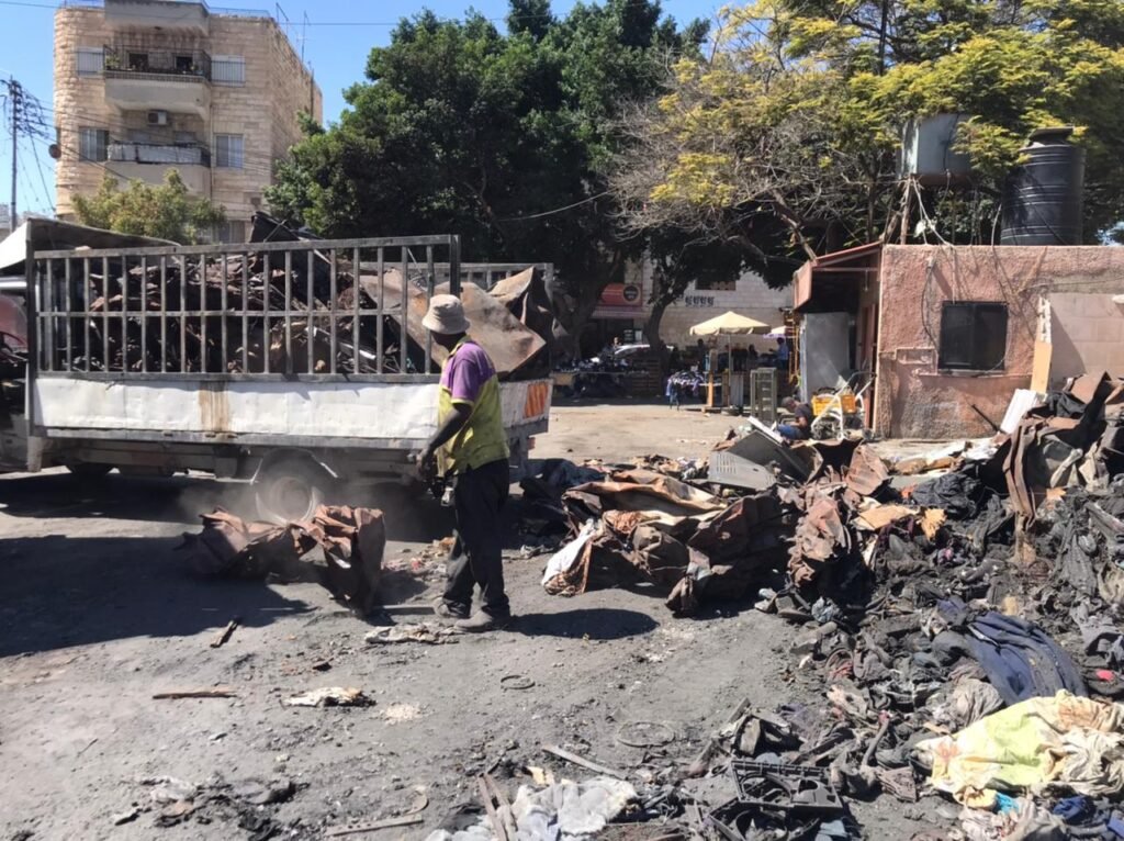 بلدية نابلس تباشر بإزالة ركام سوق "المستعمل" المحترق