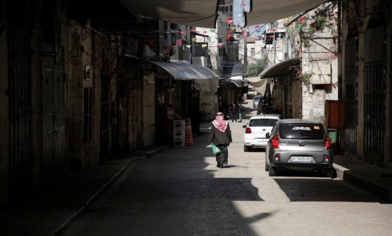 صورة عمّال فلسطينيون: “في الداخل المحتل الرواتب أعلى وأحسن” .. والضفة تفقد محرّك طاقتها الاقتصادي