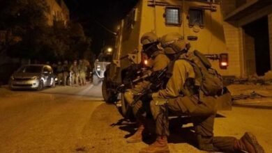 صورة حملة مداهمات واسعة بالضفة والقدس.. الاحتلال يعتقل 30 مواطنا بينهم أسرى وعائلات شهداء