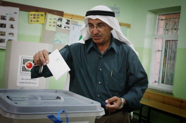 بدء توزيع صناديق ومواد الاقتراع للانتخابات المحلية