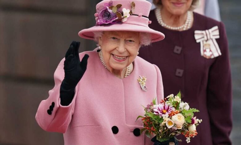 صورة بريطانيا تسك أكبر عملة احتفالا باليوبيل الماسي للملكة