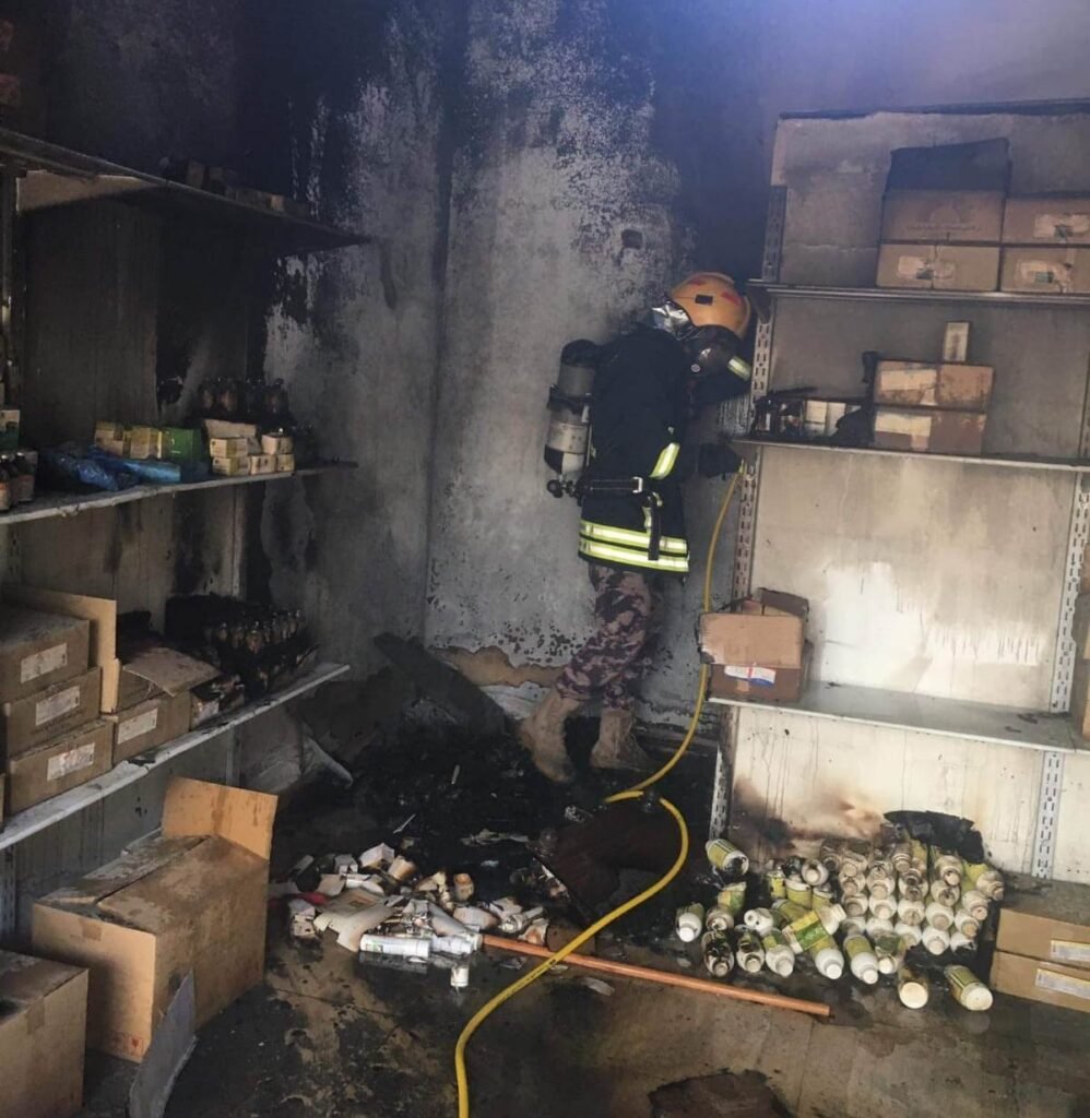 السيطرة على حريق مستودع أدوية بيطرية في مدينة طوباس.