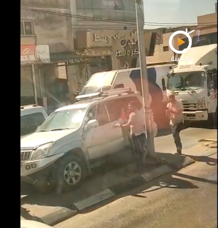 صورة شاهد/ مستوطن يُنزل علم فلسطين عن أحد أعمدة الكهرباء