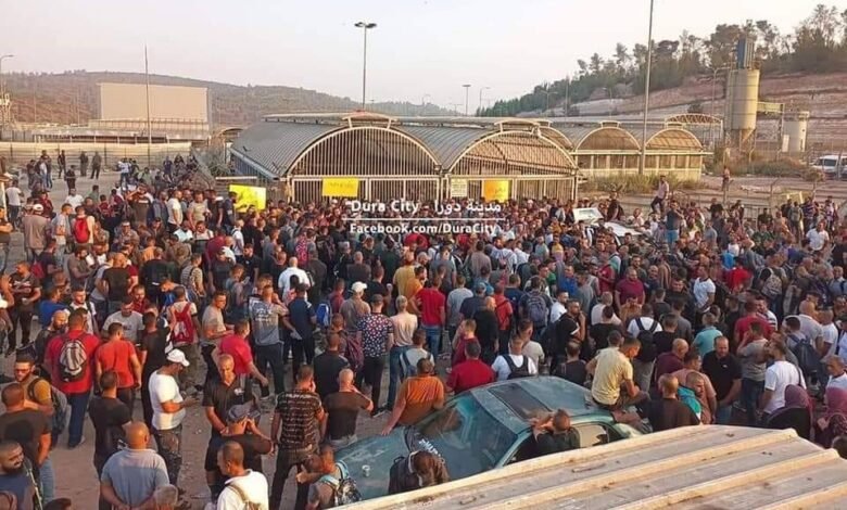 آلاف العمال الفلسطينيين يحتجون على المعابر