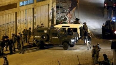 صورة مداهمات واسعة بالضفة واعتقال طفل بالخليل