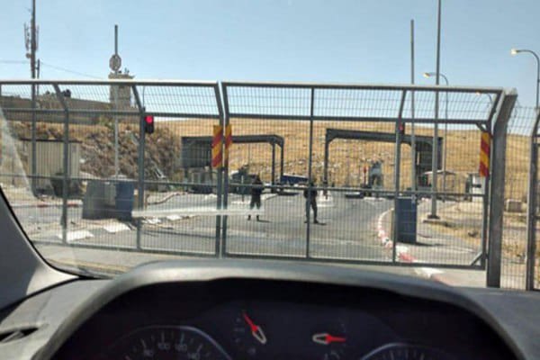 صورة الاحتلال يغلق حاجز “الكونتينر” العسكري شمال شرق بيت لحم