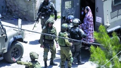 صورة نادي الأسير: قوات الاحتلال تعتقل وتحقق ميدانياً مع 60 مواطنا