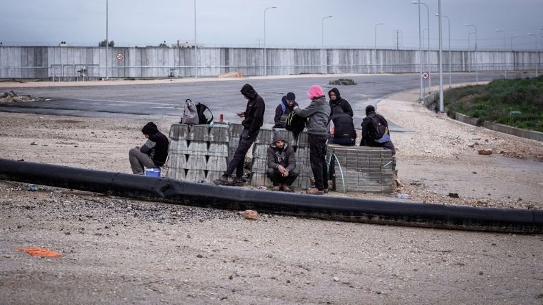 هكذا تحاول الحكومة إعادة تشغيل العمّال المتضررين من الحرب