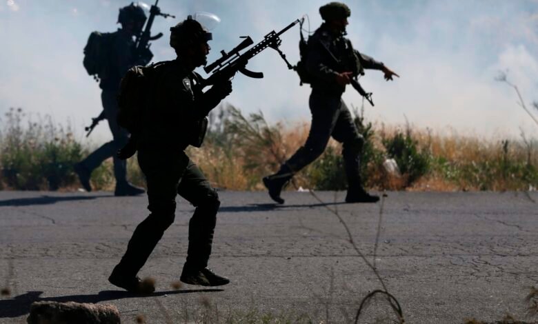 صورة ضُرب حتى الموت.. استشهاد شاب اعتدى عليه جنود الاحتلال قرب الرام