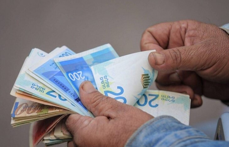 صورة خبير اقتصادي: الوضع المالي يفترض أن يتحسن .. والرواتب دون 5 آلاف شيكل يجب أن تُدفع كاملة