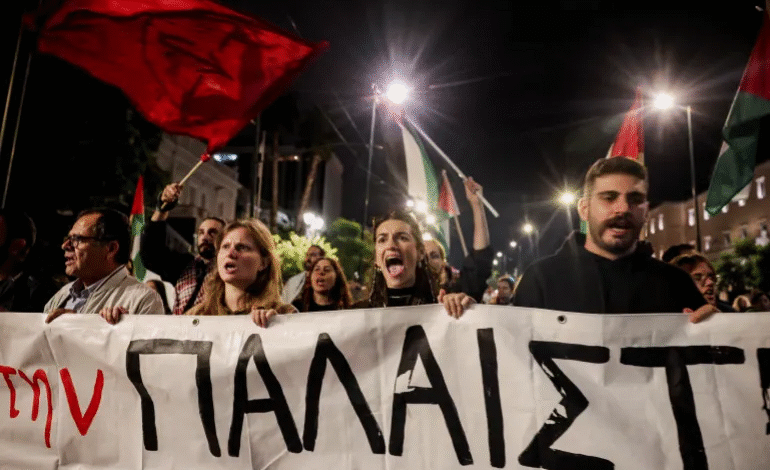 صورة مظاهرات بمدن أوروبية وعربية رفضا لاعتراض الاحتلال أسطول الصمود