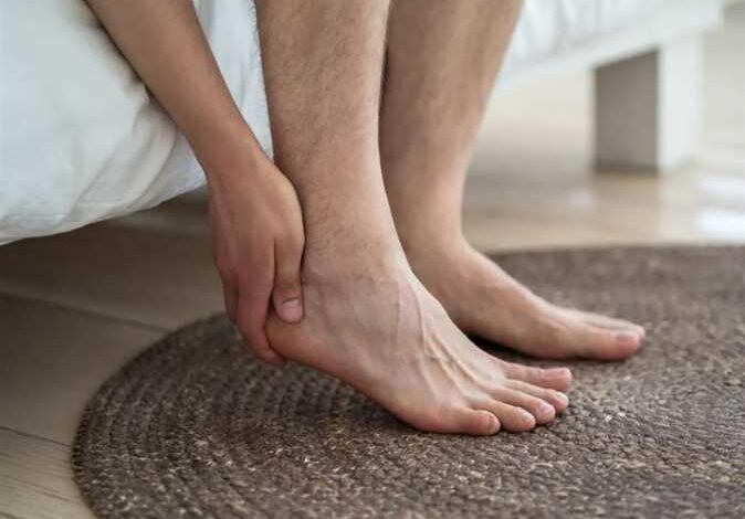 صورة عرض يظهر على قدمك قد يكون علامة تحذيرية على الإصابة بـ”نوبة قلبية”