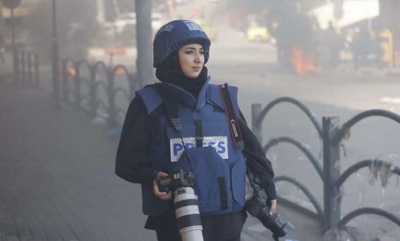 صورة “وضعوني مع الصراصير تحت الأرض”.. شهادة صادمة للصحفية الأسيرة فرح أبو عياش