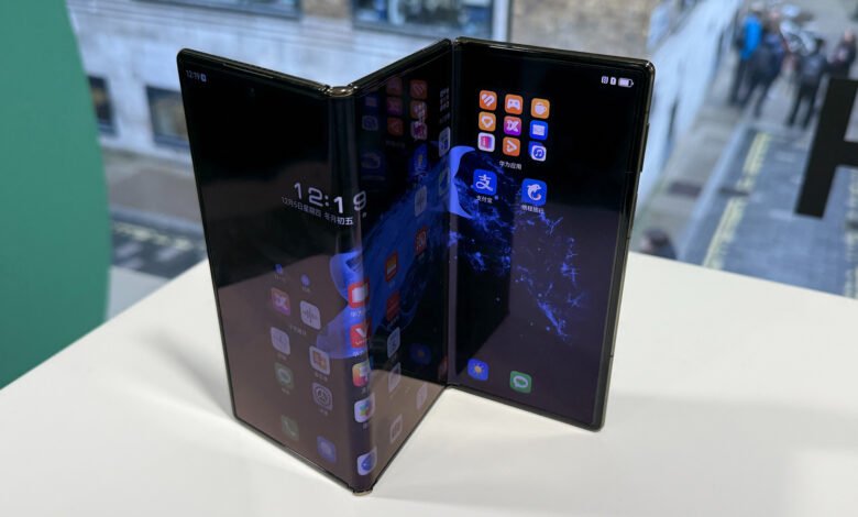 صورة الكشف عن أول هاتف ثلاثي الطي