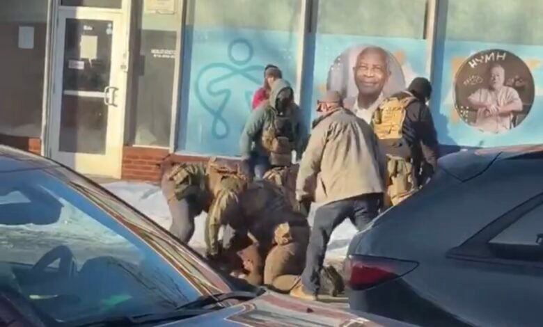 صورة ضجة واسعة في أمريكا بعد إعدام ضباط فيدراليين مواطنًا .. ماذا حدث؟!