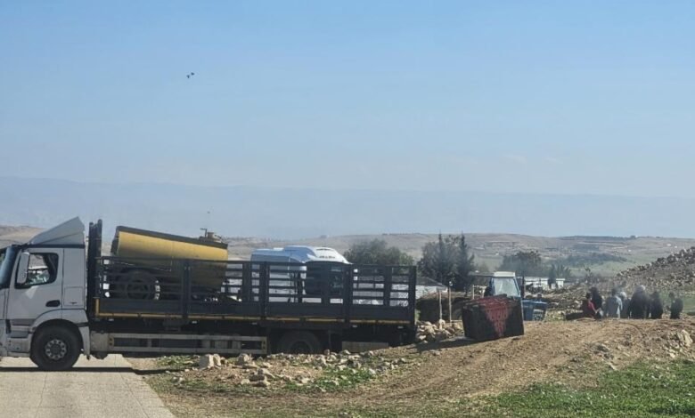 صورة عائلات من شلال العوجا تفكك مساكنها قسرًا تحت ضغط اعتداءات المستوطنين