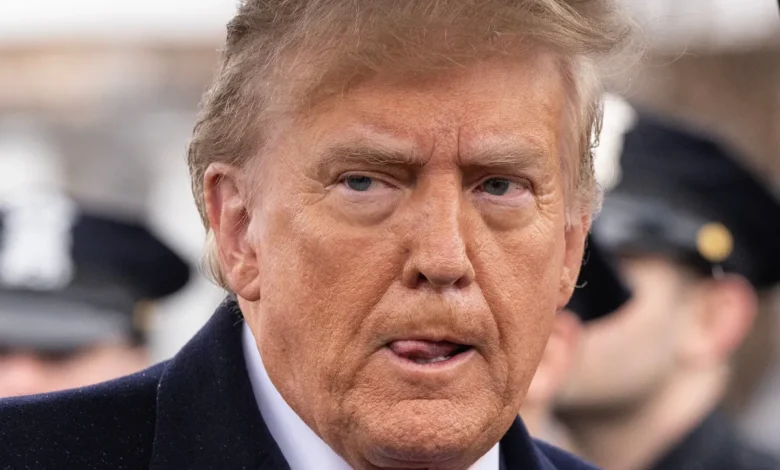 صورة ترامب يوجه إشارة بذيئة لعامل في مصنع