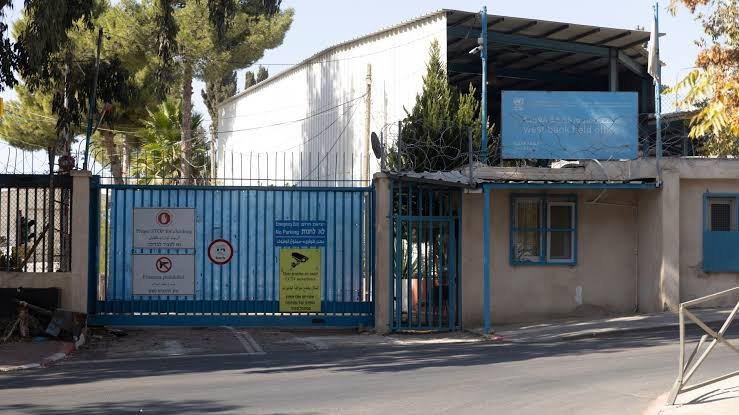 صورة بالفيديو: قوات الاحتلال تشرع بهدم ومصادرة مقر الـ “أونروا” شمال القدس