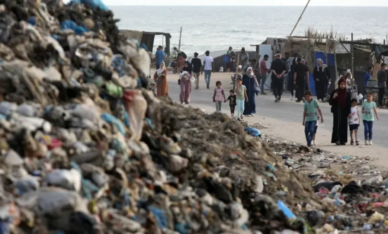 صورة نفايات في كل مكان: قنبلةٌ صحيةٌ وبيئيةٌ في غزة