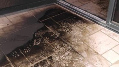 صورة مستوطنون يضرمون النار في مدخل مسجد في تل قرب نابلس