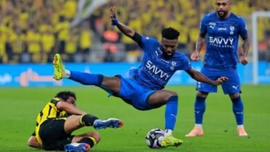 صورة مواجهة مثيرة لعشاق كرة القدم السعودية بين الهلال والاتحاد