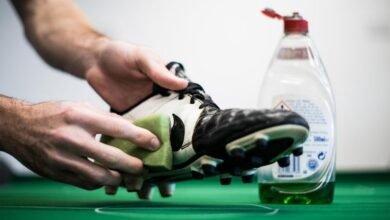 صورة من تنظيف الأحذية إلى عجلة الحظ… كيف يفرض مدربو كرة القدم الانضباط؟