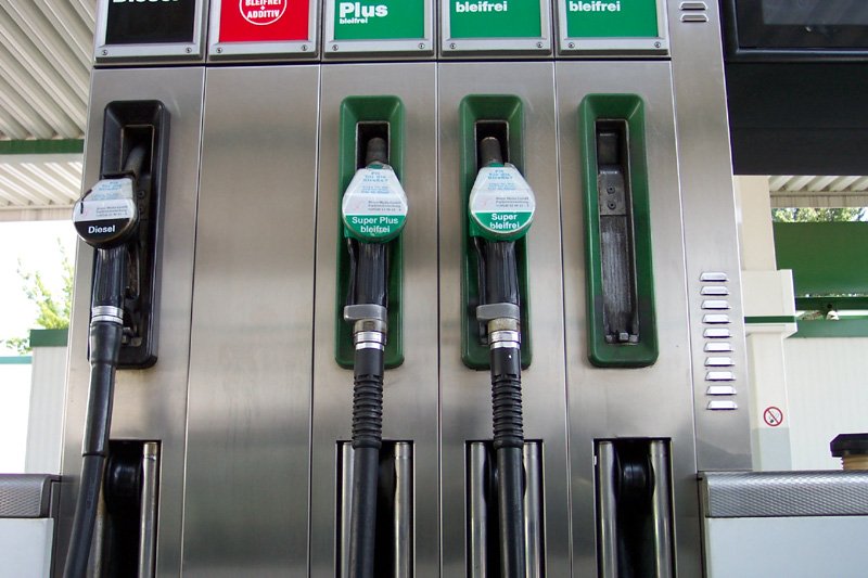 توقعات بارتفاع حاد في أسعار البنزين في “إسرائيل” خلال أبريل المقبل