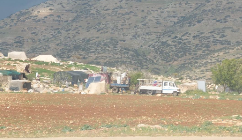 صورة ست عائلات ترحل قسرا من قرية العقبة شرق طوباس هربا من اعتداءات  المستوطنين