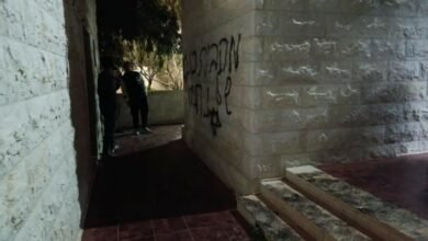صورة مستوطنون يحرقون مسجدًا في دوما جنوب نابلس
