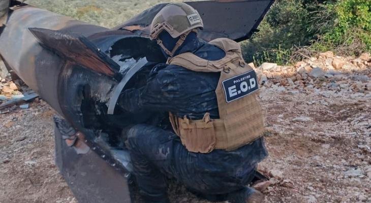 صورة الشرطة تتعامل مع شظية صاروخية غرب سلفيت