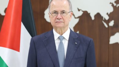 صورة رئيس الوزراء يتفقد غرفة العمليات المشتركة للأجهزة الأمنية لمتابعة سير عملية الاقتراع