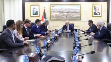 صورة مصطفى يطلع المبعوث الأوروبي على آخر المستجدات السياسية