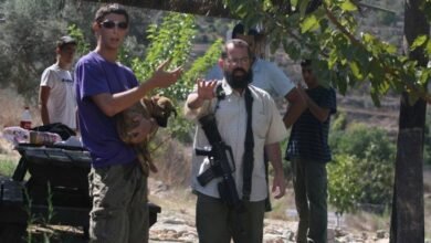 صورة إصابة مواطن ونجله بهجوم مستوطنين بالأغوار وسط تصاعد اعتداءاتهم بالضفة