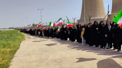 صورة إيران تتحدّى التهديد الأمريكي.. جموع بشرية حول منشآت الطاقة