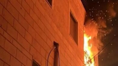 صورة مستوطنون يضرمون النار بمنزل في دوما جنوب نابلس