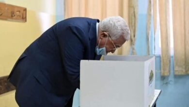 صورة الرئيس يدلي بصوته في الانتخابات المحلية بمدينة البيرة