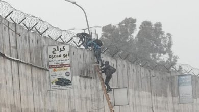 صورة لقمة العيش القاتلة.. جدار الفصل العنصري مصيدة موت للعمال الفلسطينيين