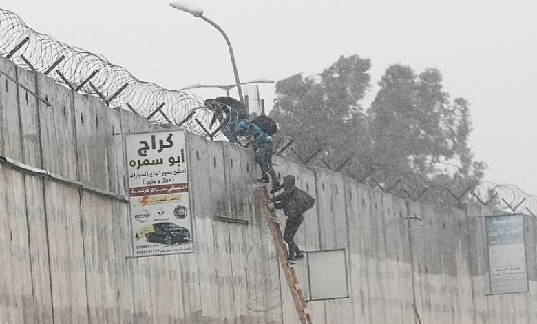 لقمة العيش القاتلة.. جدار الفصل العنصري مصيدة موت للعمال الفلسطينيين