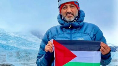 صورة المتسلق الفلسطيني مصطفى سلامة يحمل أحلام أطفال غزة إلى قمة “إيفرست”