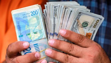 صورة الدولار يهبط إلى أدنى مستوى منذ 30 عامًا