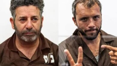 صورة هآرتس: إسرائيل تقرر ترحيل اثنين من قادة “أسطول غزة” بعد إضرابهما عن الطعام والماء