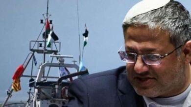 صورة بالفيديو: بن غفير يتعمّد إهانة نشطاء أسطول الصمود والتنكيل بهم في أسدود