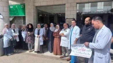 صورة بسبب تأخر الرواتب .. نقابات المهن الصحية تقلص الدوام وتلوّح بتصعيد