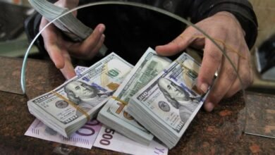 صورة سعران للدولار في فلسطين.. لماذا تدفع أكثر مما تقرأ على الشاشة؟