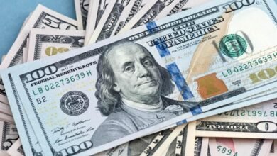 صورة الدولار يستقر وسط تأرجح الآمال في التوصل إلى اتفاق لإنهاء حرب إيران