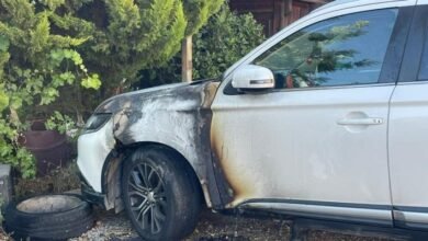 صورة مستوطنون يحرقون مركبتين ويخطون شعارات عنصرية برام الله