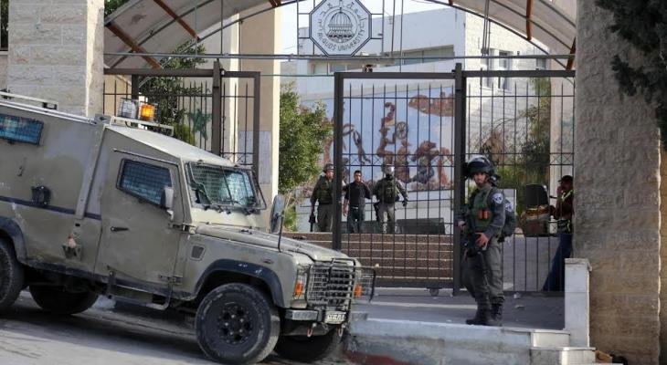 صورة الاحتلال يقتحم جامعة القدس ويخضع طلبة لتحقيقات