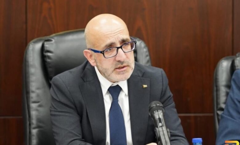 فجوة مالية تُقدّر بنحو 500 مليون شيكل لتأمين صرف 50% من رواتب الموظفين