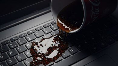 صورة ماذا تفعل إذا انسكب الماء أو القهوة على حاسوبك المحمول؟
