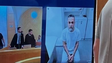 صورة تظهر عليه علامات الإرهاق الشديد .. صورة جديدة للطبيب أبو صفية خلال محاكمته بالقدس